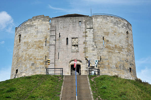 クリフォードのタワー、york ,英国 - castle famous place low angle view england ストックフォトと画像