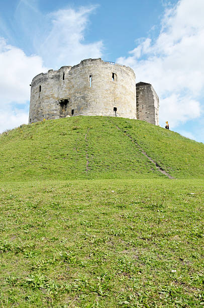 clifford's tower, 뉴욕, 영국 - castle famous place low angle view england 뉴스 사진 이미지