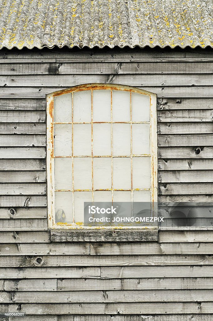 Derelict antigua casa de madera - Foto de stock de Abandonado libre de derechos