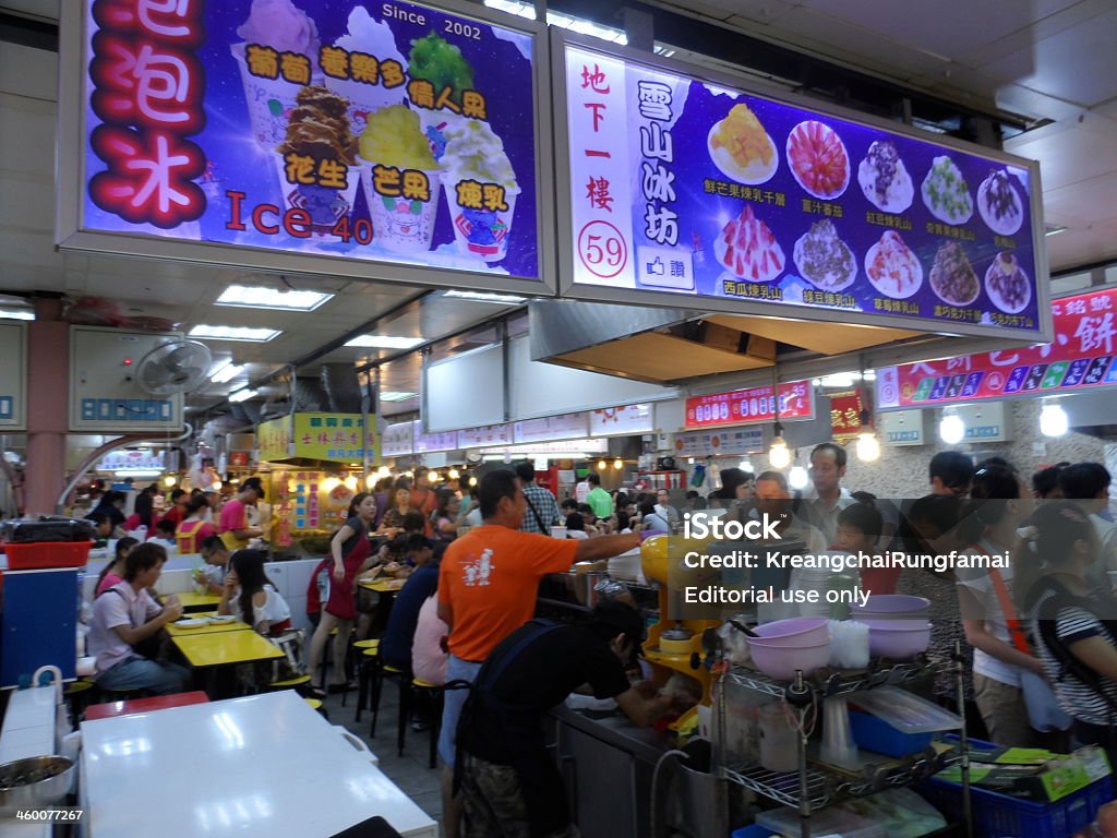 Mangiare al mercato notturno di Taiwan - Foto stock royalty-free di Adulazione