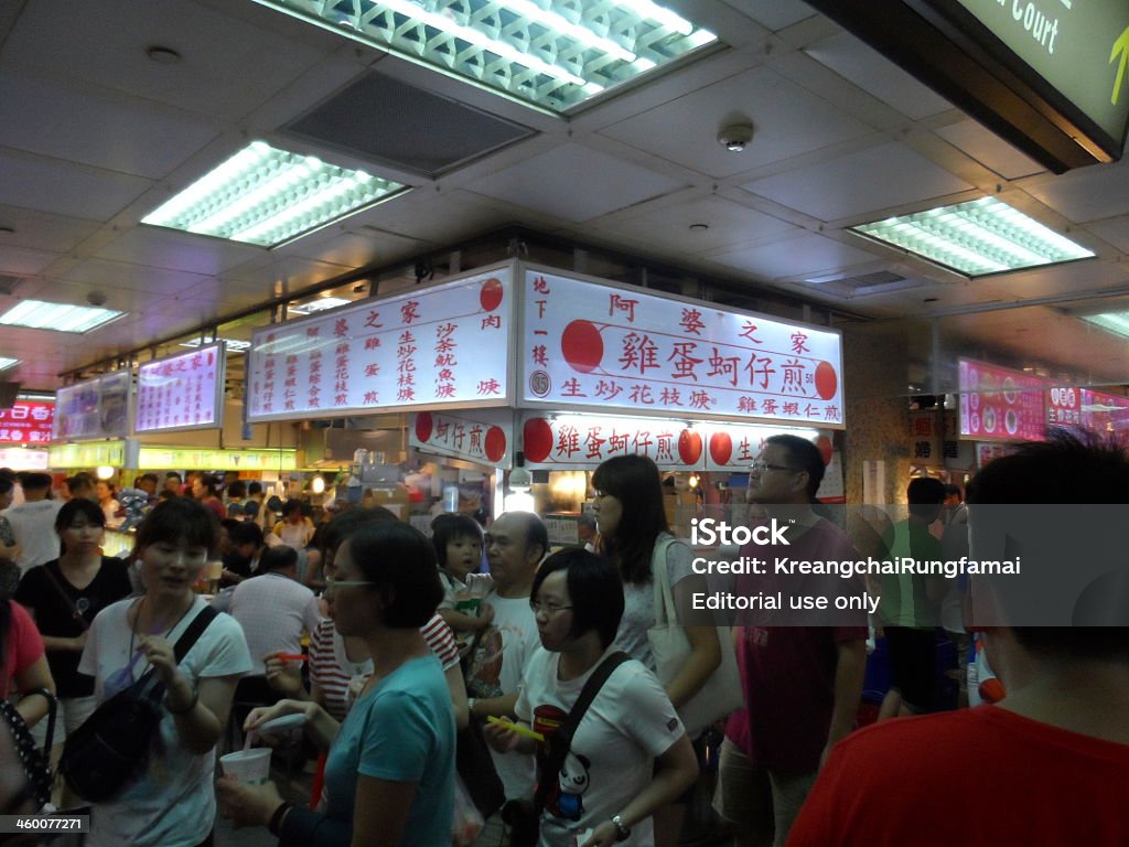 Comer en el mercado nocturno en Taiwán - Foto de stock de Adulación libre de derechos