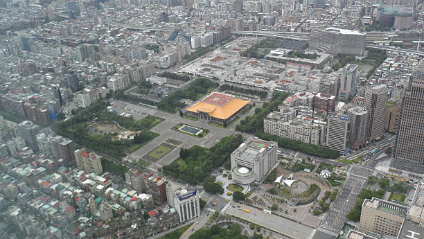 vista de taipei, taiwan - window office building taipei built structure - fotografias e filmes do acervo