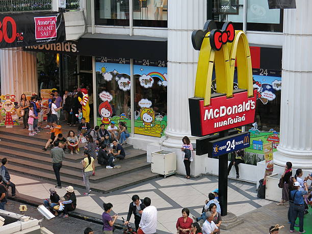 mcdonal, hello kitty, tailandesa'wai'e protesto - bangkok mcdonalds fast food restaurant asia - fotografias e filmes do acervo