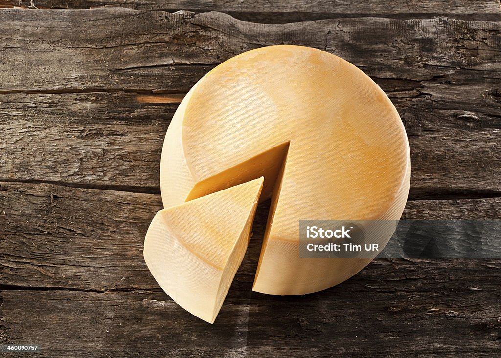 Fromage rond sur table en bois - Photo de Fromage rond libre de droits
