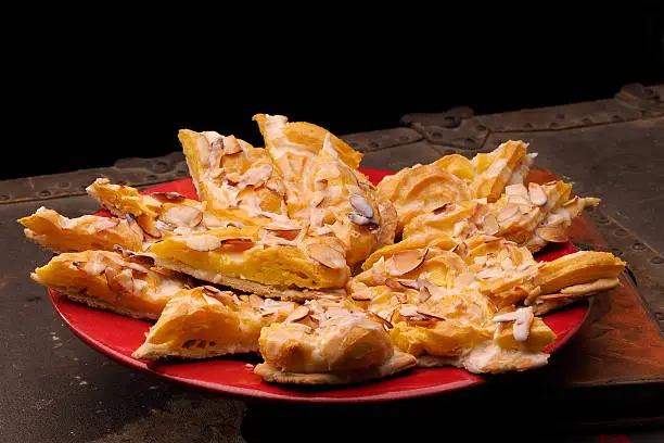 Scandinavian Almond pastry/coffee cake made from layers of short pastry and pate choux. Traditionally formed in a pretzel shape - most often in strips or individual.