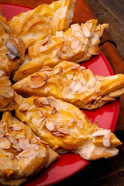 Scandinavian Almond pastry/coffee cake made from layers of short pastry and pate choux. Traditionally formed in a pretzel shape - most often in strips or individual.