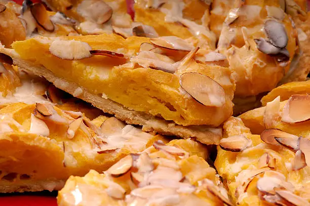 Scandinavian Almond pastry/coffee cake made from layers of short pastry and pate choux. Traditionally formed in a pretzel shape - most often in strips or individual.