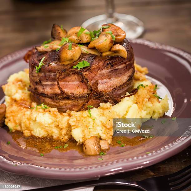 Filete Mignon Com Puré De Batata - Fotografias de stock e mais imagens de Assado - Assado, Bacon, Batatas Preparadas