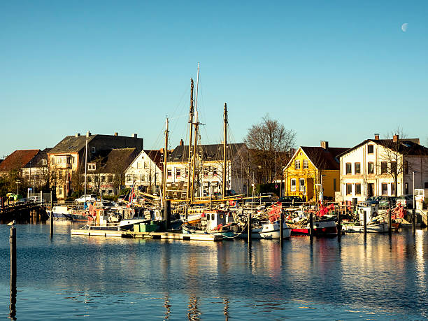 eckernfoerde na alemanha, o porto antigo - schleswig imagens e fotografias de stock