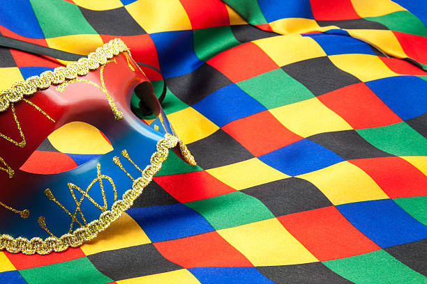 máscara y paño de arlequín - jester harlequin carnival venice italy fotografías e imágenes de stock