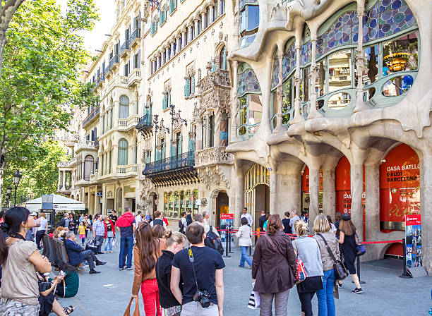 moderne fassade der casa batllo, in barcelona, spanien - trencadis stock-fotos und bilder