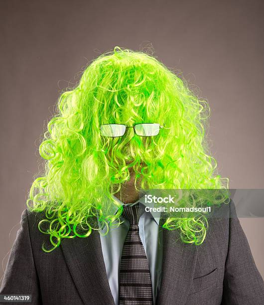 Hombre De Negocios Con Un Green Wig Foto de stock y más banco de imágenes de Carta - Naipe - Carta - Naipe, Traje, Adulto