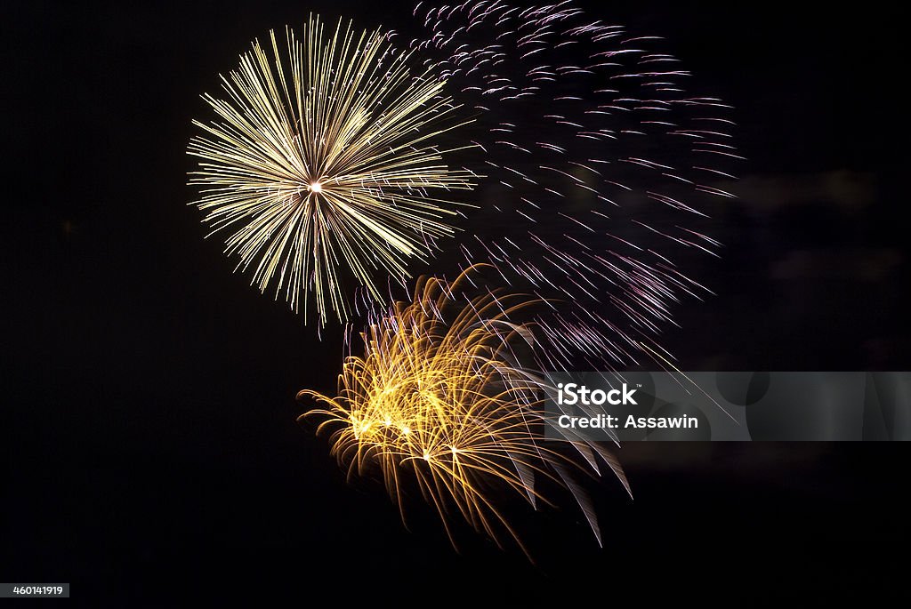Spettacolari fuochi d'artificio colorato - Foto stock royalty-free di Composizione orizzontale