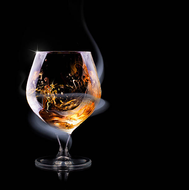 코냑 유리컵 슈라우드 만들진 흡연합니다 - cigar whisky bar cognac 뉴스 사진 이미지