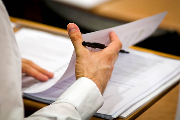 les mains actives - grading photos et images de collection