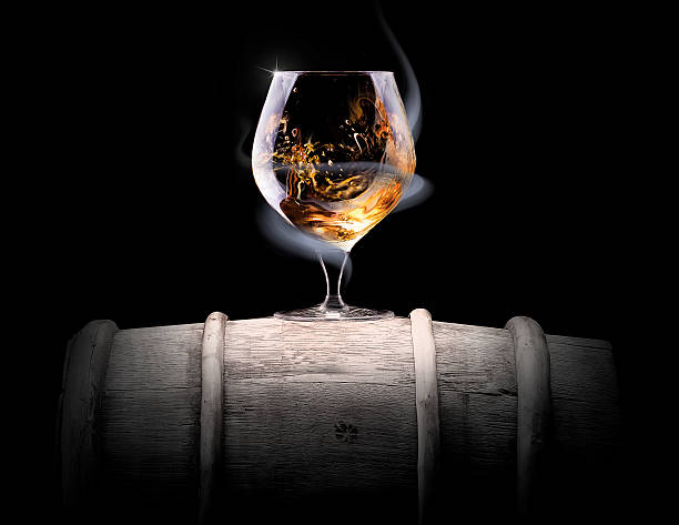 코냑 유리컵 슈라우드 만들진 흡연합니다 - cigar whisky bar cognac 뉴스 사진 이미지