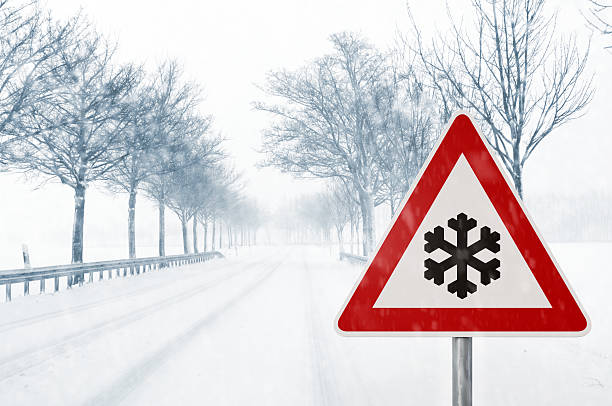 de inverno-neve country road - road street sign slippery - fotografias e filmes do acervo