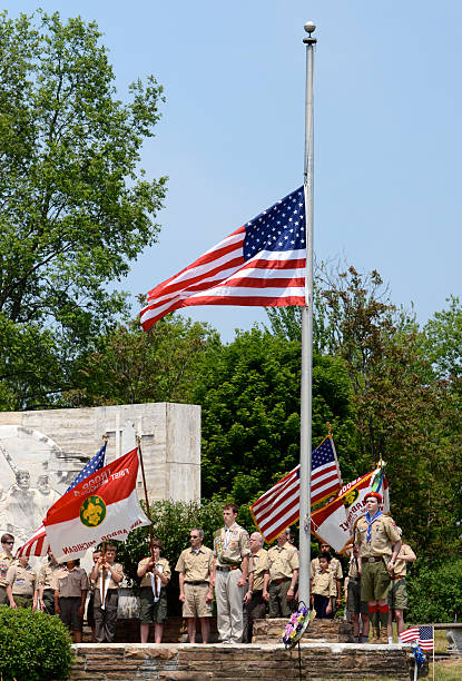 memorial day-boy scouts respecto de la bandera - child patriotism saluting flag fotografías e imágenes de stock