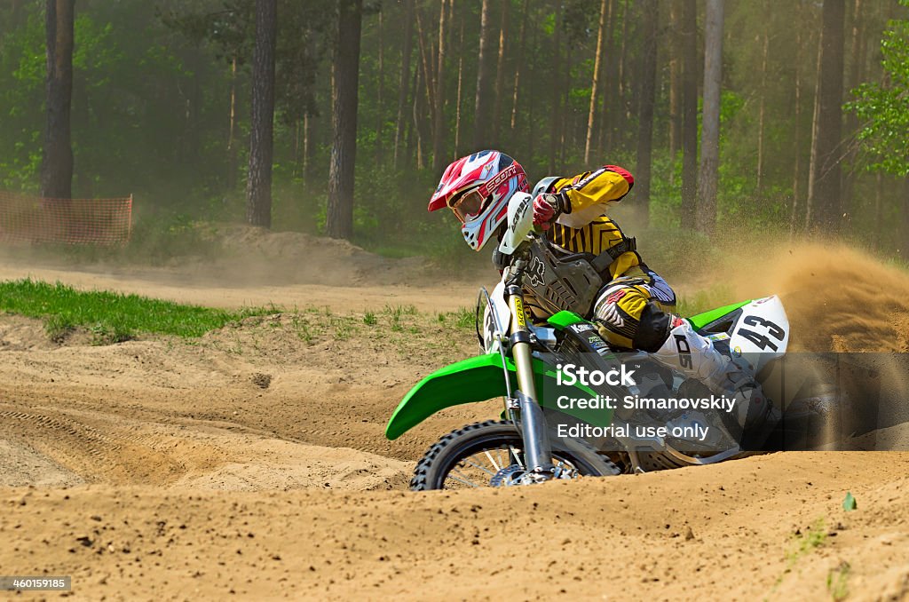 Compétitions sur motocross en forêt. - Photo de Activité libre de droits