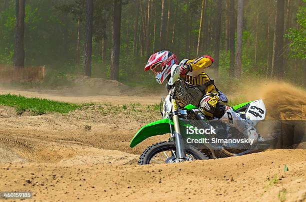 Photo libre de droit de Compétitions Sur Motocross En Forêt banque d'images et plus d'images libres de droit de Activité - Activité, Compétition, Exploit sportif