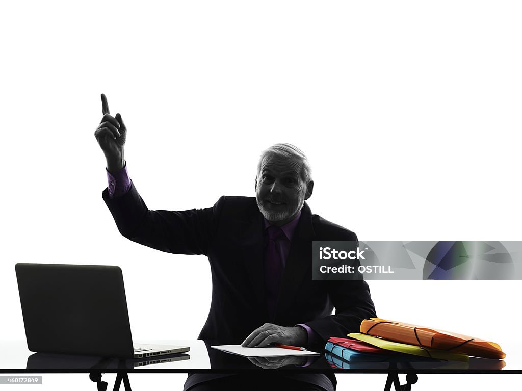 Sênior homem de negócios apontando para cima silhueta - Foto de stock de Adulto royalty-free