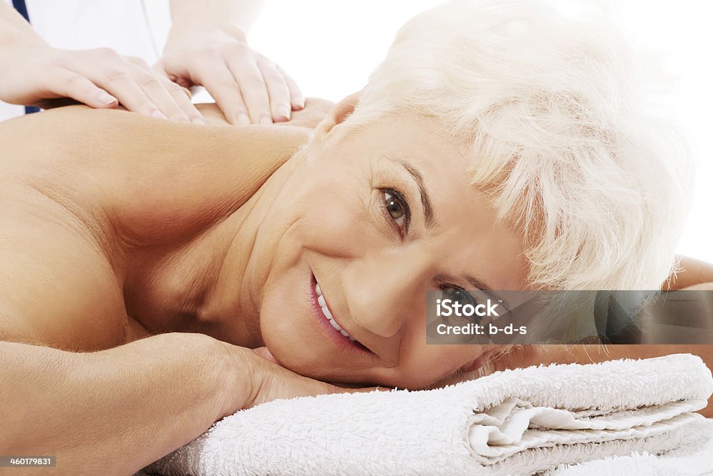 Eine alte Frau, die eine massage.  Spa-Konzept. - Lizenzfrei 60-64 Jahre Stock-Foto