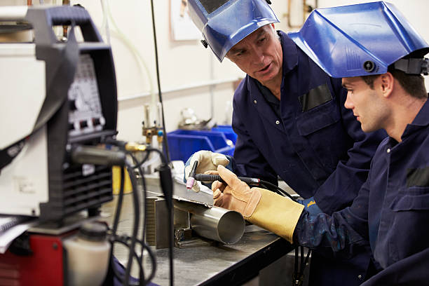 ingénieur de formation d'apprenti utiliser machine de soudage tig - manufacturing industry welding engineering photos et images de collection