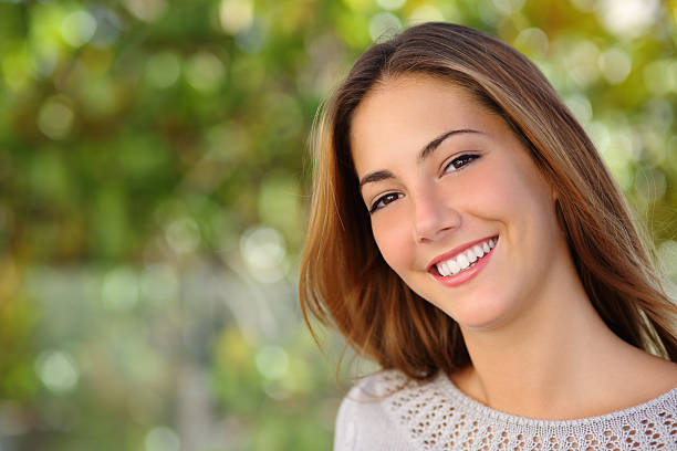 bella donna con un viso sorriso perfetto bianco - teenager teenage girls women dentist foto e immagini stock