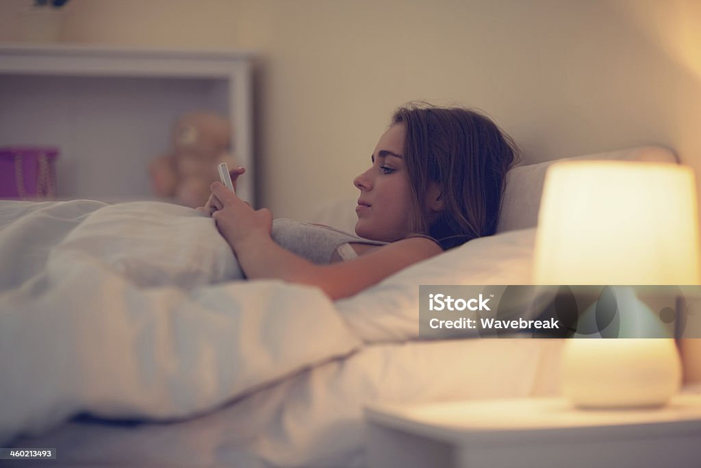 Mujer atractiva usando su smartphone - Foto de stock de Adulto libre de derechos