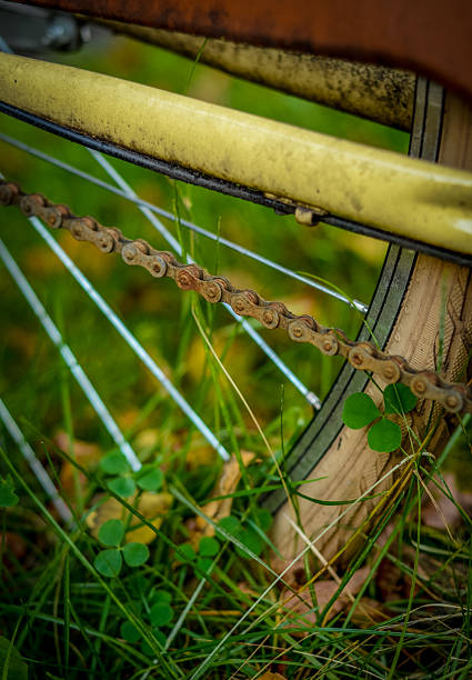 見捨てられた自転車 - bicycle broken old chain ストックフォトと画像