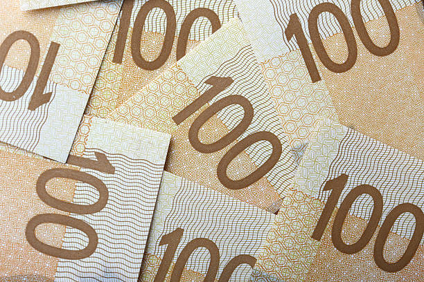neue banknoten von hundert kanadische dollar - canadian dollars canada bill one hundred dollar bill stock-fotos und bilder