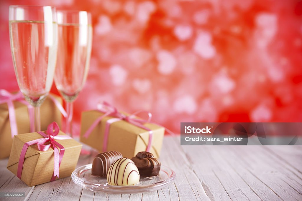グラス、シャンパン、チョコレートやバレンタインの贈り物 - シャンパンのロイヤリティフリーストックフォト