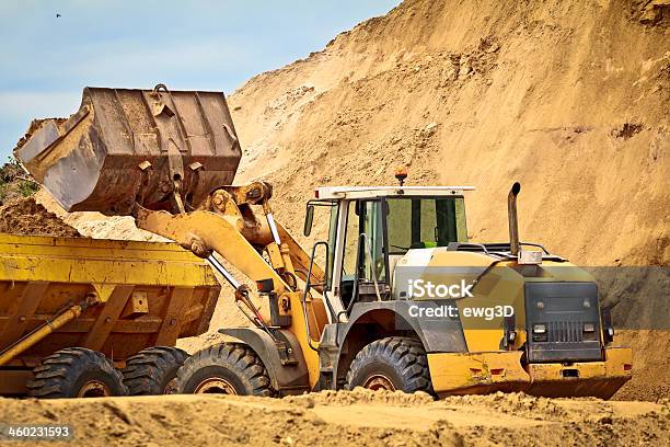 Escavadora Mecânica No Trabalho De Construção - Fotografias de stock e mais imagens de Machinery - Machinery, Amarelo, Carregar - Atividade