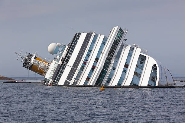 costa concordia crucero después del naufragio - wreck recreational boat nature mode of transport fotografías e imágenes de stock