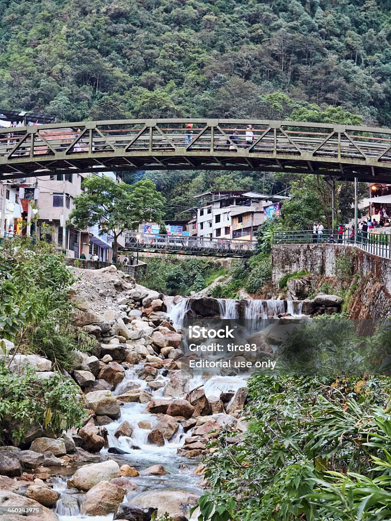 Ponte pedonale attraversare il fiume Urubamba di Aguas Calientes - Foto stock royalty-free di Acqua