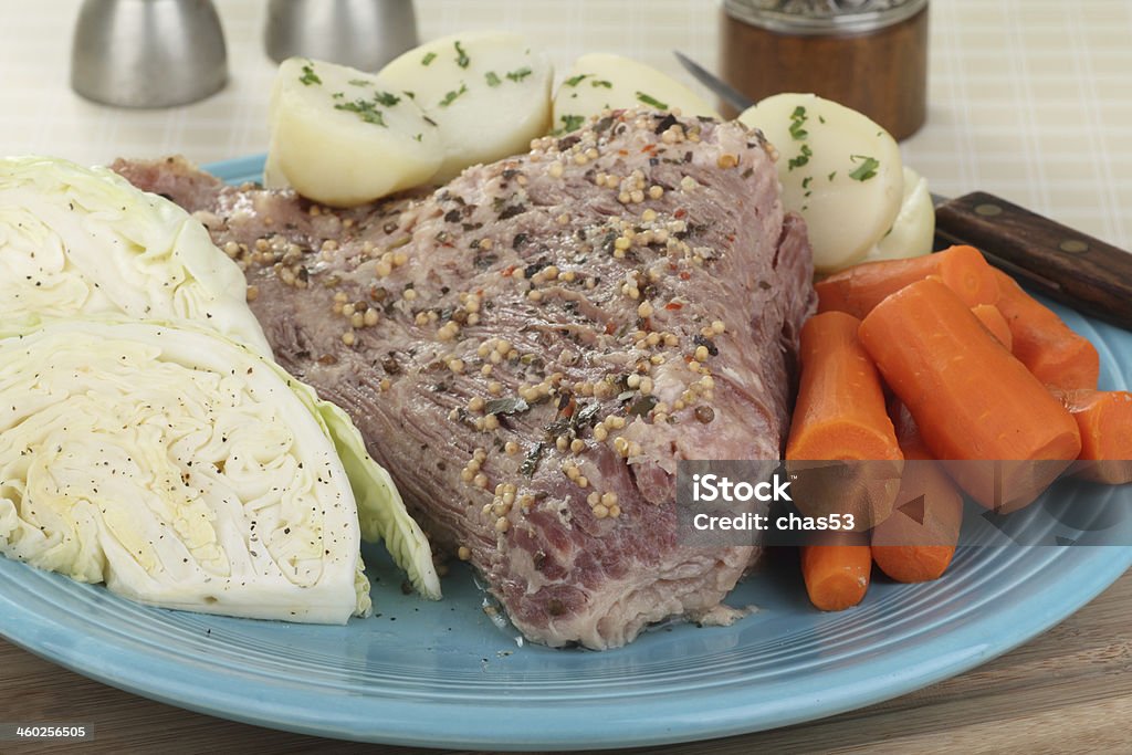 Corned carne de res y el repollo la cena - Foto de stock de Carne de vaca en conserva libre de derechos