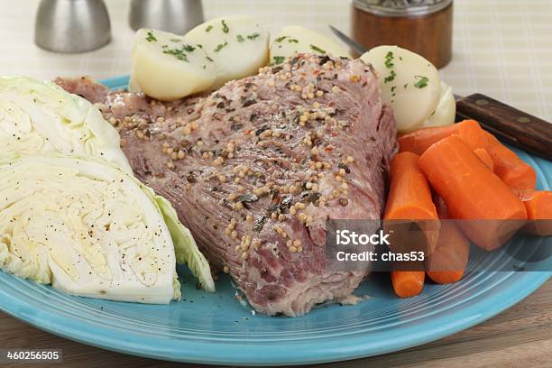 Corned Carne De Res Y El Repollo La Cena Foto de stock y más banco de imágenes de Carne de vaca en conserva - Carne de vaca en conserva, Cena, Alimento