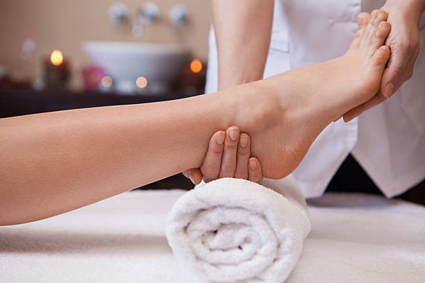 masaż stóp. - reflexology massaging recovery sport zdjęcia i obrazy z banku zdjęć