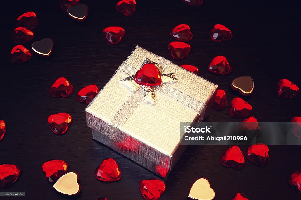 Carino scatola regalo argento - Foto stock royalty-free di Accudire