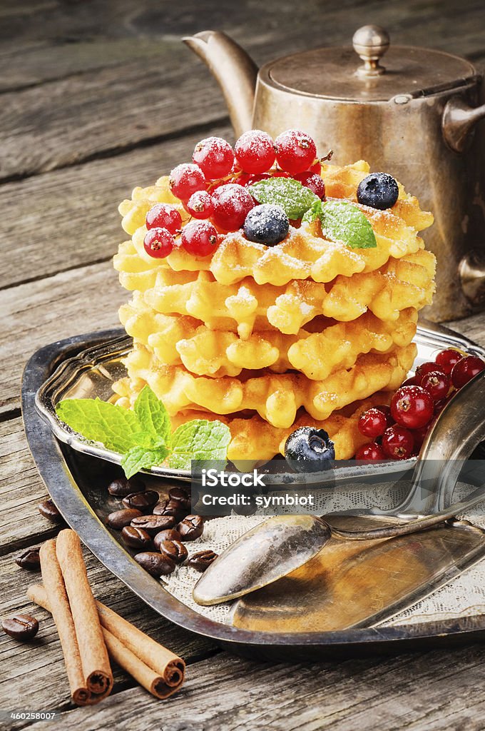 Cialde con frutti di bosco freschi e caffè - Foto stock royalty-free di Argentato