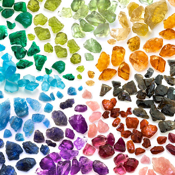 драгоценные и полудрагоценные камни в цвет спектра - rough amethyst gem iolite стоковые фото и изображения