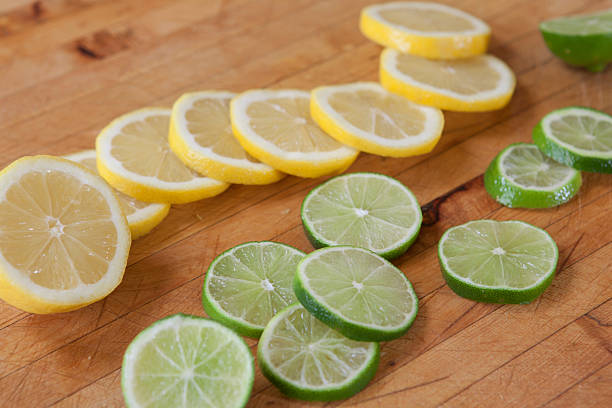 Lemon and Lime en un ángulo, orgánico - foto de stock