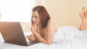konzentriert-junge-frau-mit-schlafanzug-mit-ihrem-laptop.jpg?b=1&s=170x170&k=20&c=m6rZRN3eOCCVmO2Pr8qkRFqS2mY8sF6s3UaoWVAAvYE=