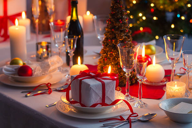 surprise vous attend pour la famille sur la table de noël - luxury illuminated ornate christmas decoration photos et images de collection