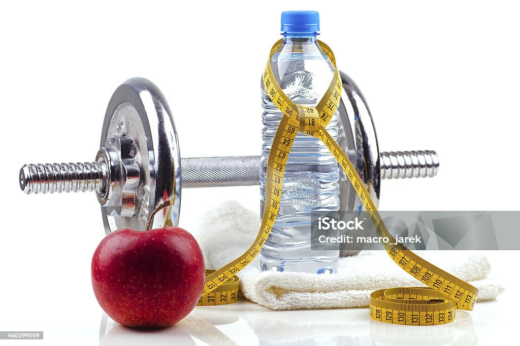 Metal dumbell con red apple y botella - Foto de stock de Actividades y técnicas de relajación libre de derechos