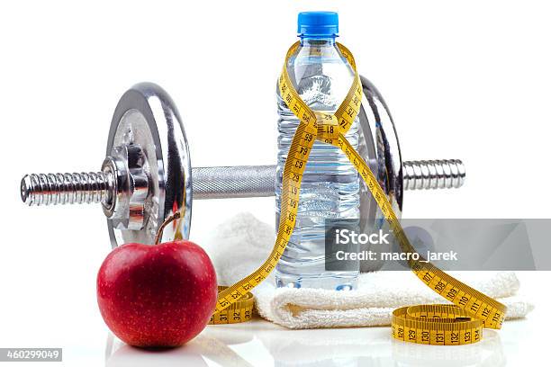 Metal Dumbell Con Red Apple Y Botella Foto de stock y más banco de imágenes de Actividades y técnicas de relajación - Actividades y técnicas de relajación, Agua, Agua potable