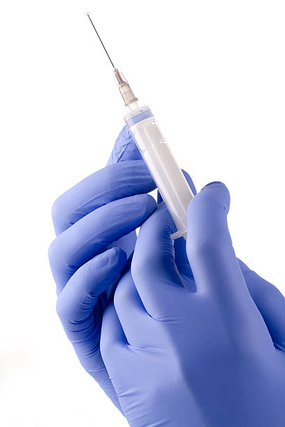 seringue dans la main - cold and flu vaccination injecting aids photos et images de collection
