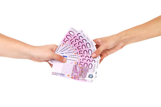 ręce trzymając pięć setki banknotów euro. - five euro banknote european union currency number 5 paper currency zdjęcia i obrazy z banku zdjęć