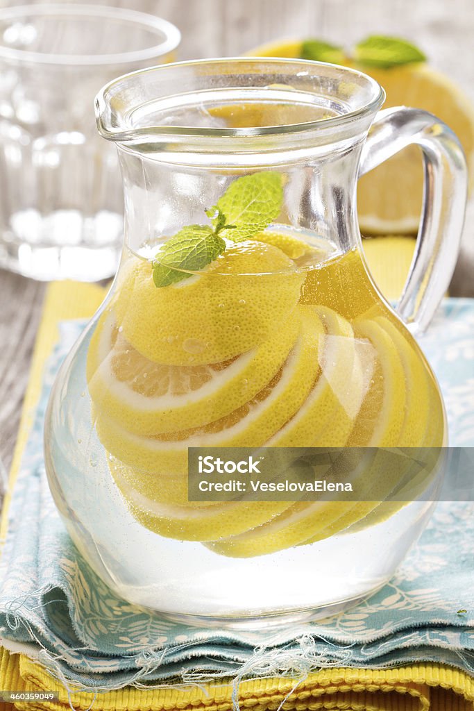 Limonade avec de la menthe et au citron - Photo de Acide ascorbique libre de droits