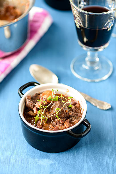 boeuf bourguignon clássico de ensopado de carne na mesa azul - phila imagens e fotografias de stock